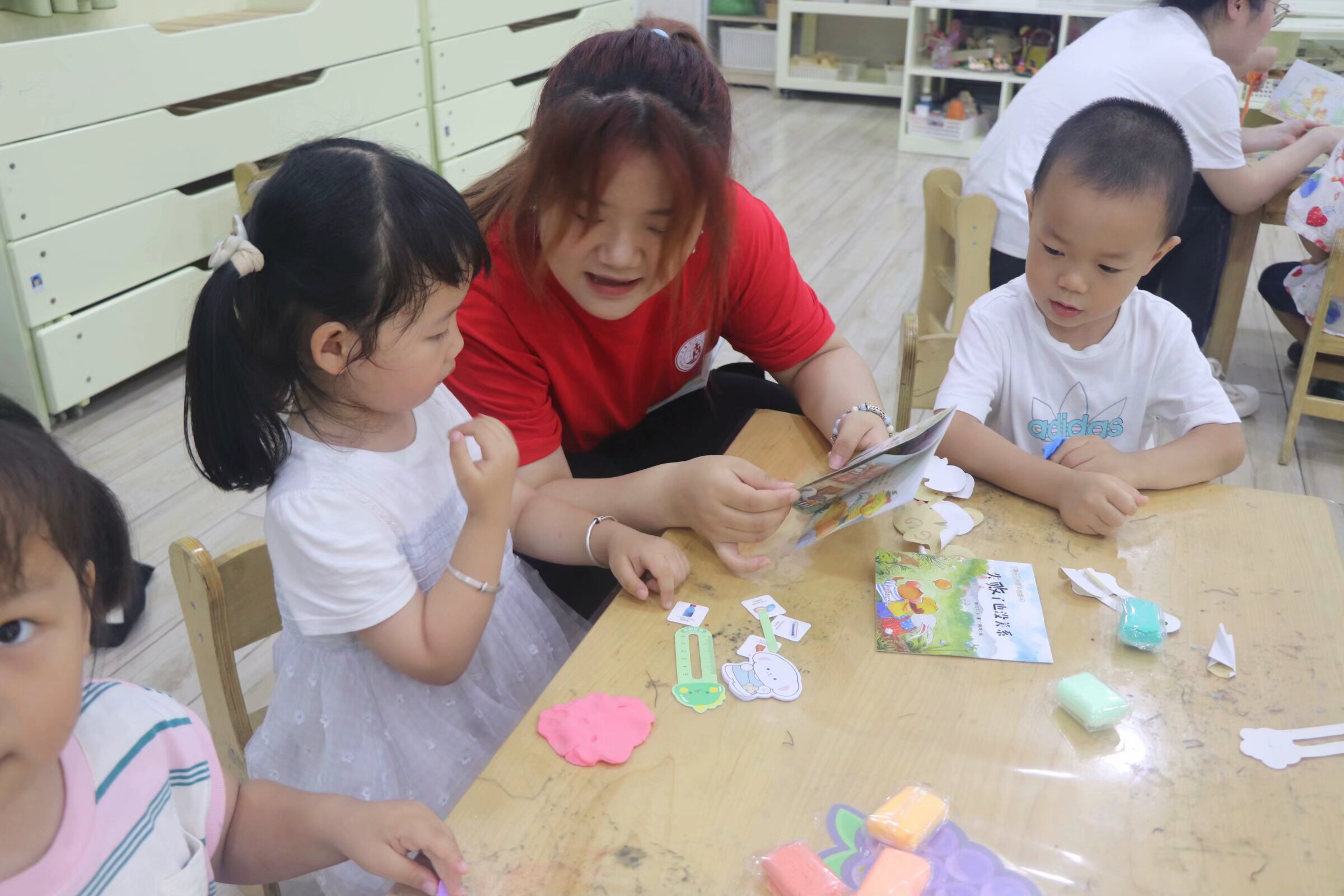 �߲ʼ��ڣ��øж���פ����