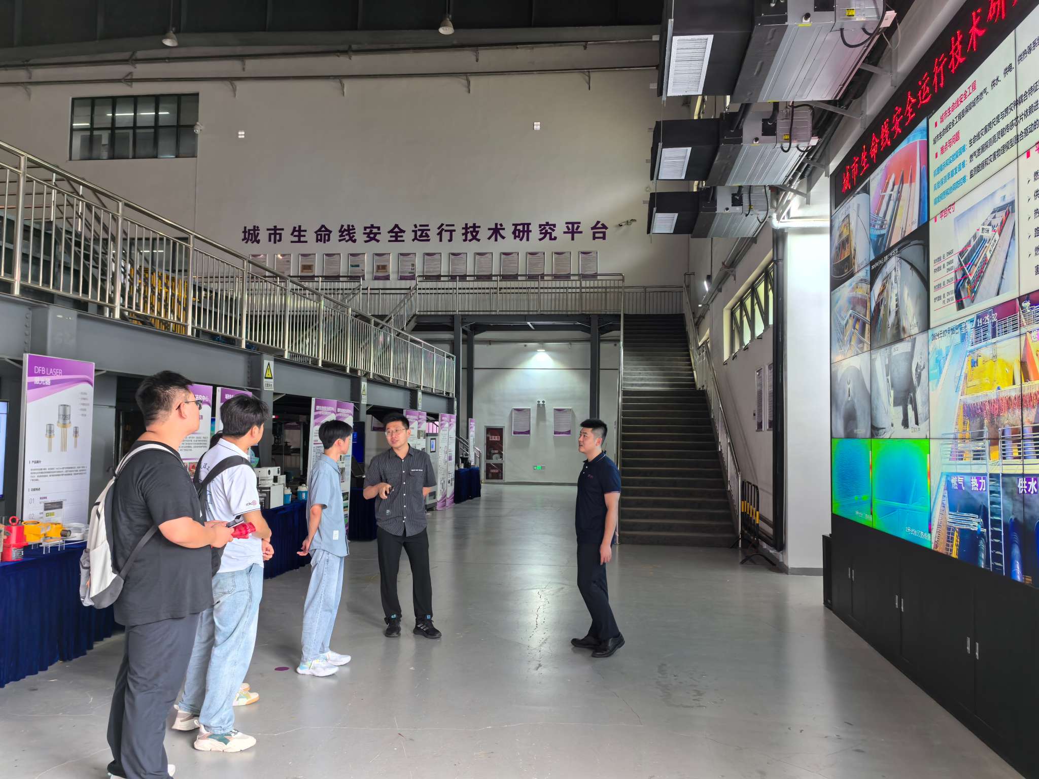 2、图为研究院人员安全与防护研究中心副主任李亚运老师向团队成员介绍城市生命线安全运行技术研究平台