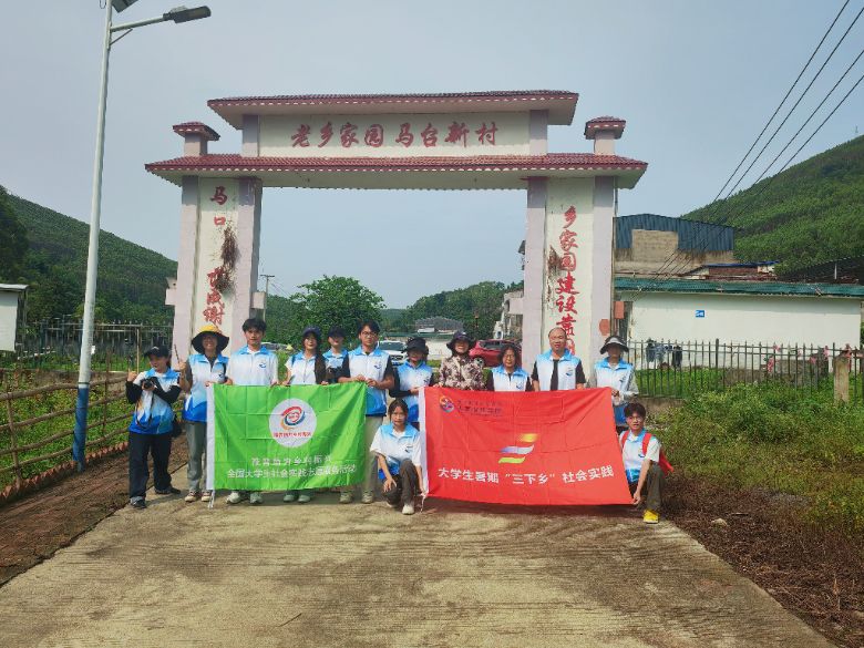 �����ո���������ˣ��ഺ�����Ļ����С� ��������ְҵʦ��ѧԺ���̹���ѧԺ�������硱ʵ�����߽�˼����