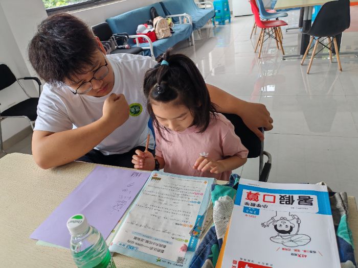 ������ѧ����ʺ�С����־Ը��--����΢������ػ�����ʵ����֯��ͯ��ȫ�뻶��