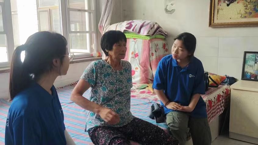 实践队员与村民了解板栗种植情况