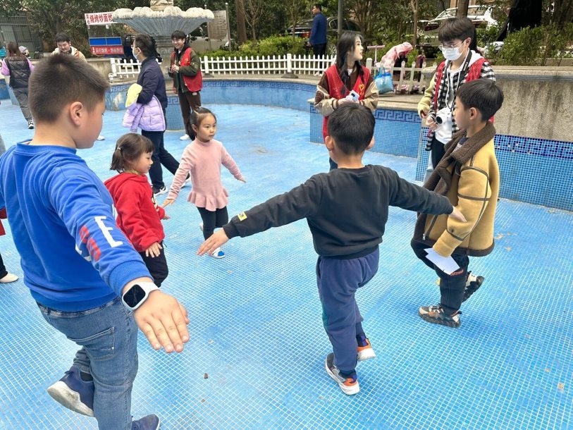 图为一二三木头人比赛现场。