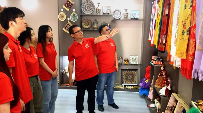 实践队参观文创展厅