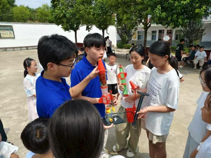 ���ϿƼ���ѧ����ѧԺ��С������־Ը������֧�̶ӿ�ѧ��������̬�����������˻���