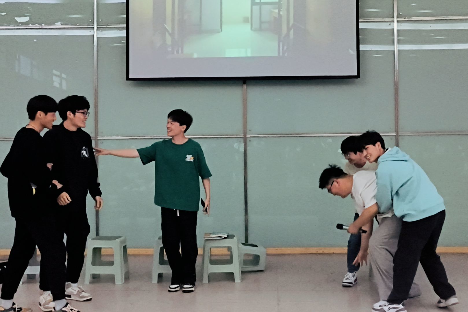 图为第四组表演瞬间。