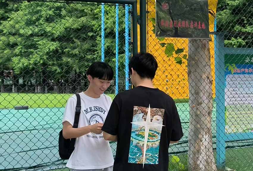 图为团队成员采访安徽工程大学学生