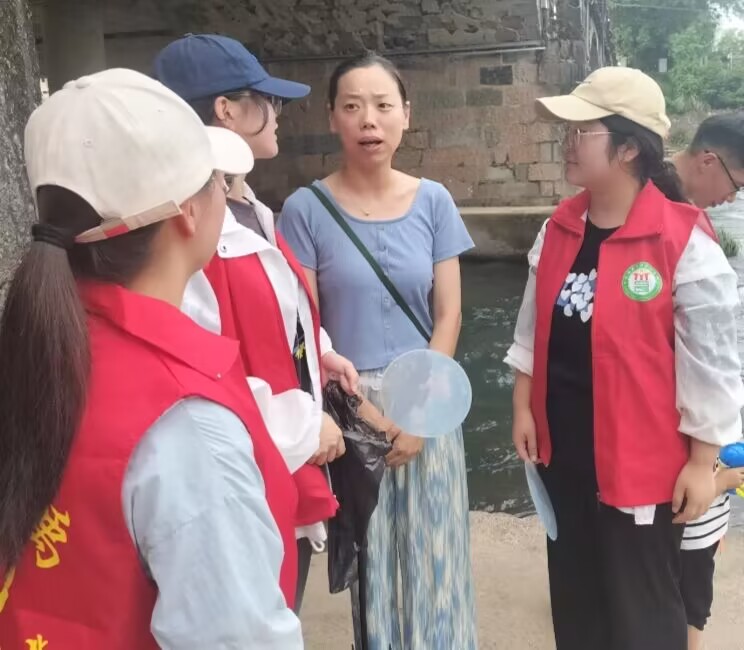武院河小禹团队与市民交流