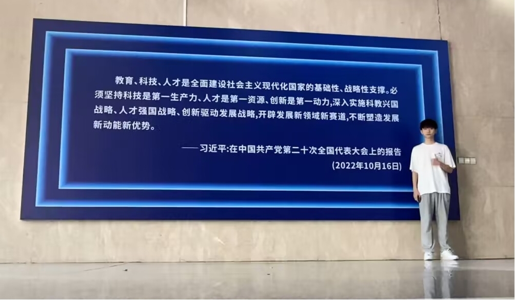 图为队员参观科技馆
