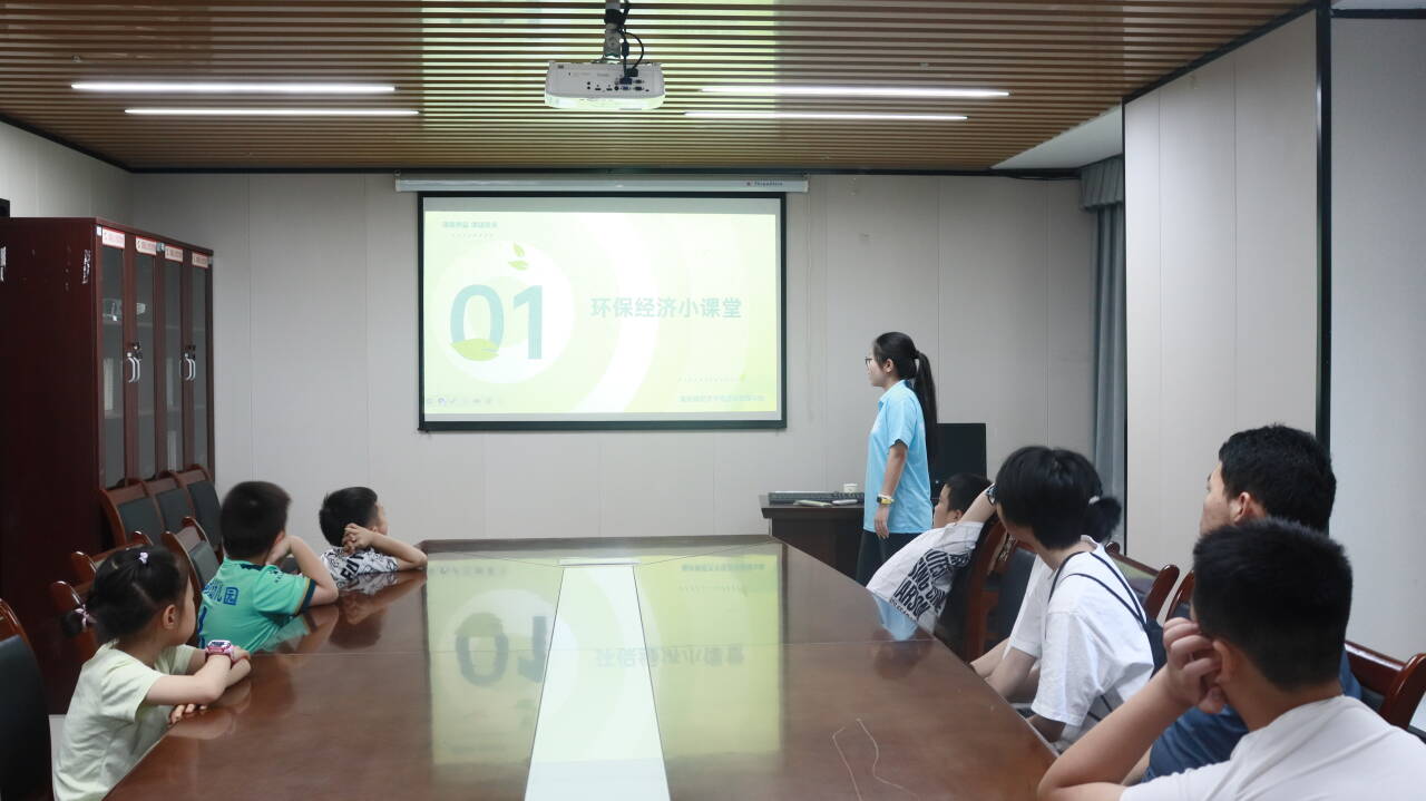 ���ഺ��������ʱ��У�繲����ɫ�Ρ�������Ժ�ѹ�Ӣ־Ը������߽���ɺ�������չ���ڡ������硱����ʵ���