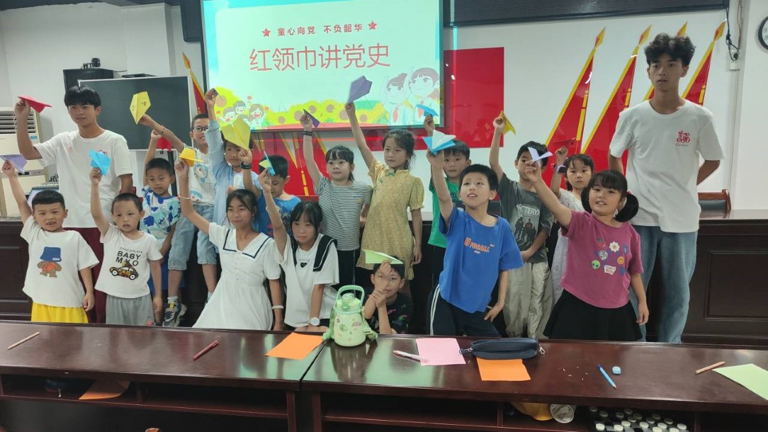图为折纸飞机大赛课上,实践队员和小朋友一起预备发射自己制作的纸飞机。