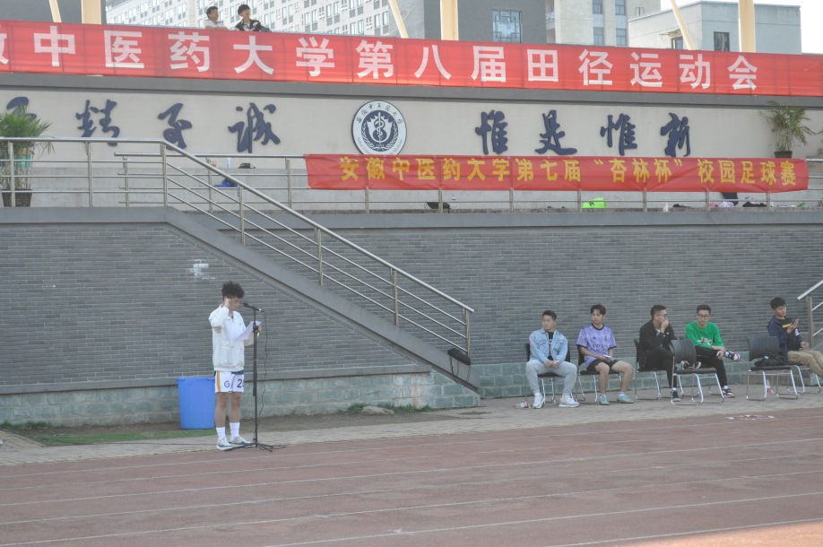 图为裁判员代表胡航宇上台进行宣誓。