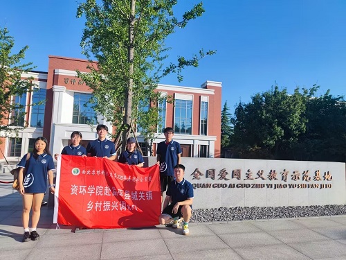 队员们在馆前合影