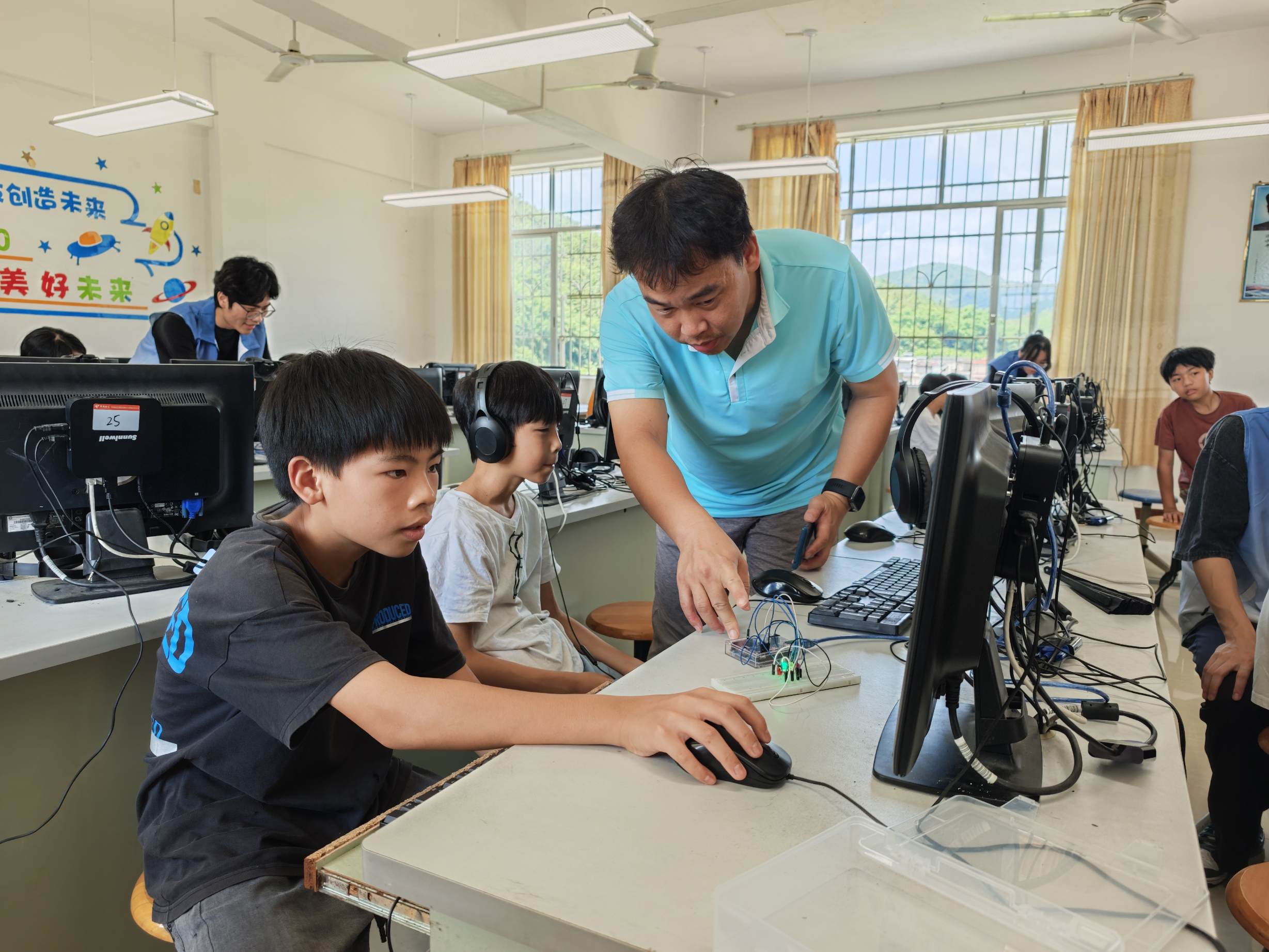 �㶫ũ����ְҵ����ѧԺ���ܹ���ѧԺ��ũ�ǵ���ũͻ���ӿ�չ�Ƽ���ũ����˫��ʵ��