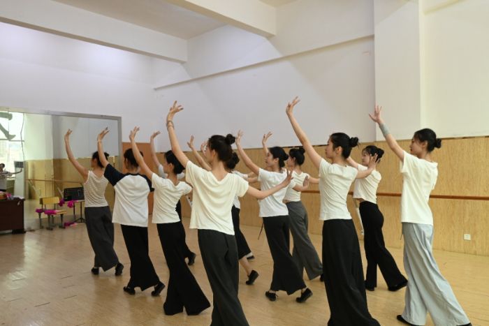 �ഺ���ܷ��Ŵ��У������ƾ���ѧʵ����ʵ��̽Ѱ���ϲɲ�Ϸ