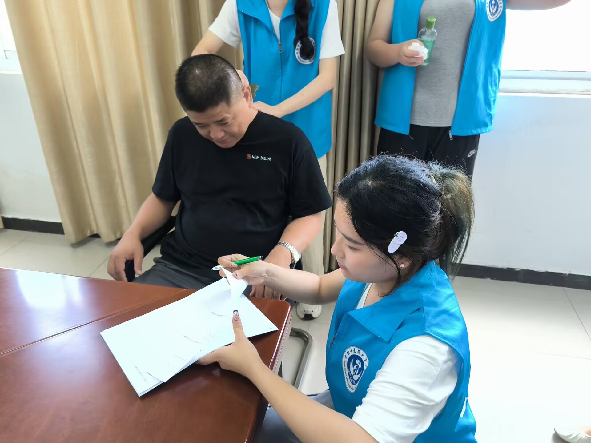 ������ҽҩ��ѧ��Ժ�������硱����԰����ҽ����ů����