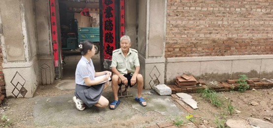 (图为实践队成员对村民进行采访。 中国青年网通讯员 万佳璇 摄)