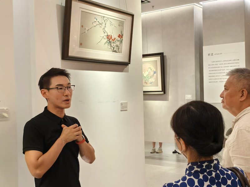 图为南京云锦博物馆馆长简名伟为团队成员和台湾文化交流图介绍。徐州工程学院 张凝 供图