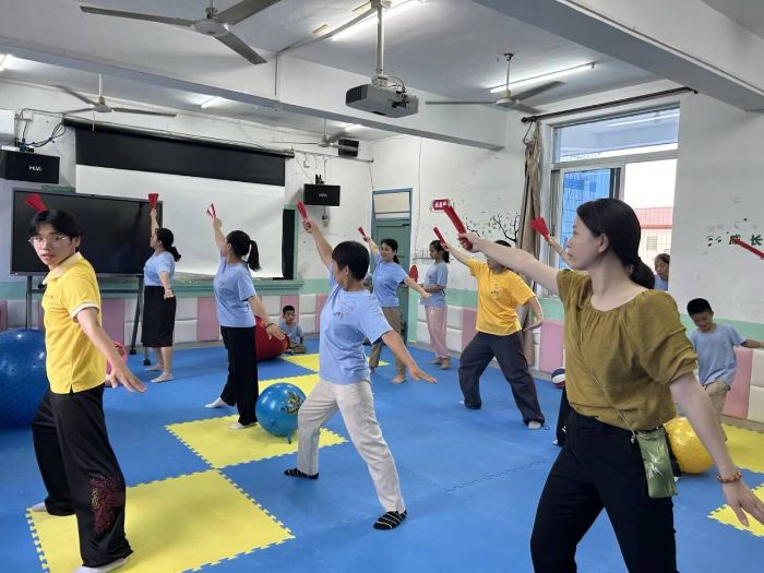 ��Ӱ���������㴫�⣺־Ը֮·���롰�ǡ�ͬ�е���ů�̶�