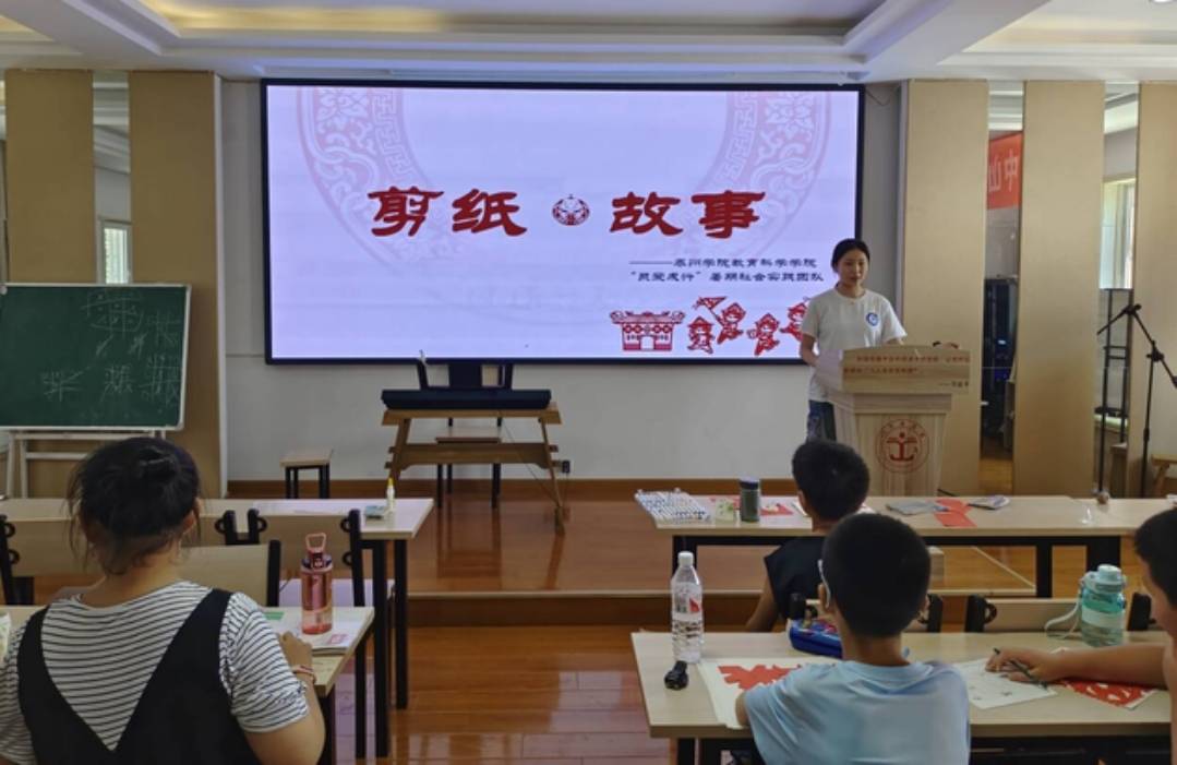 �ڷ���䣬�������֮���������й������аࡱ��չ��ֽ������ɫ��