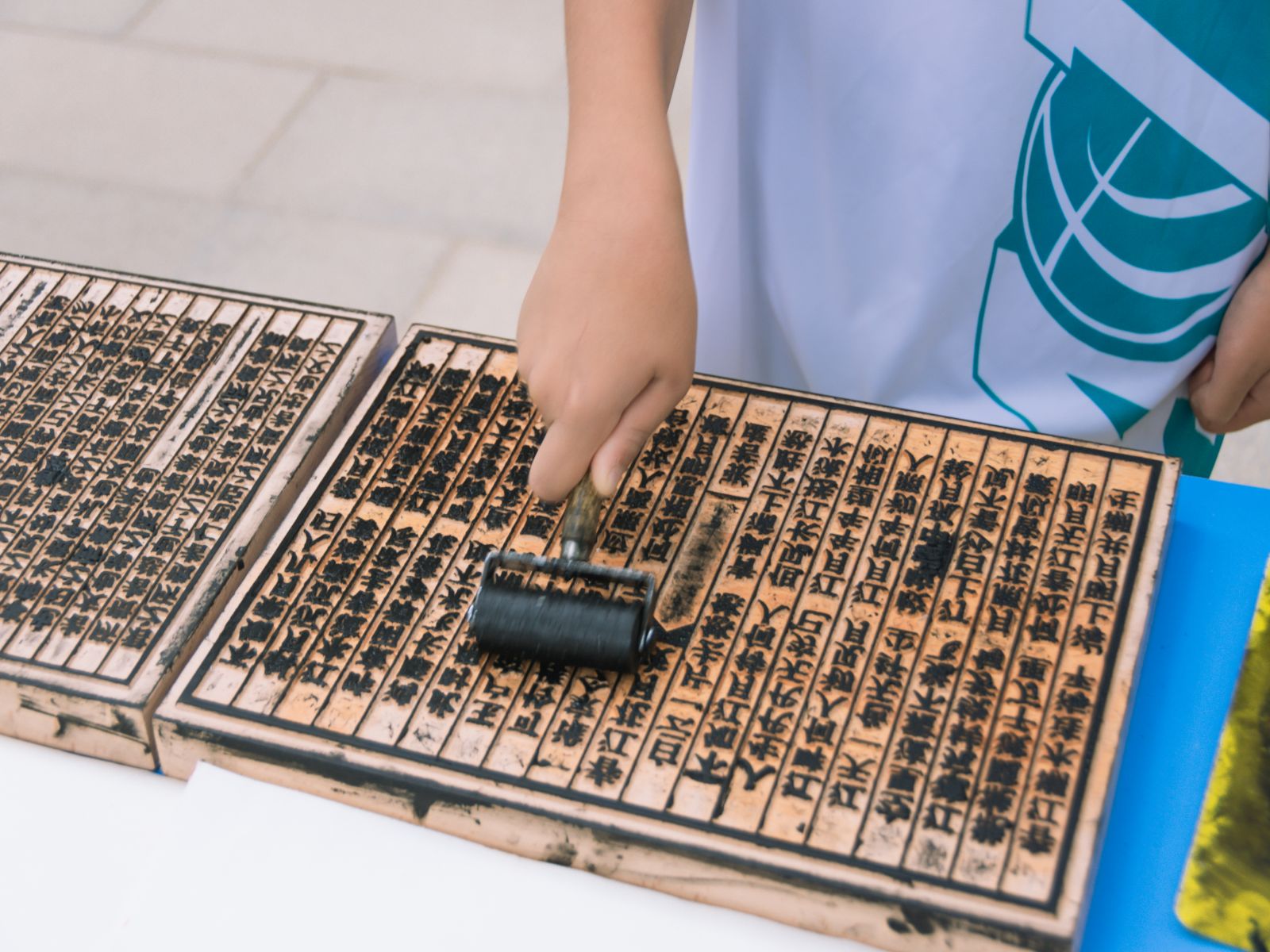 学生体验拓印与雕版印刷