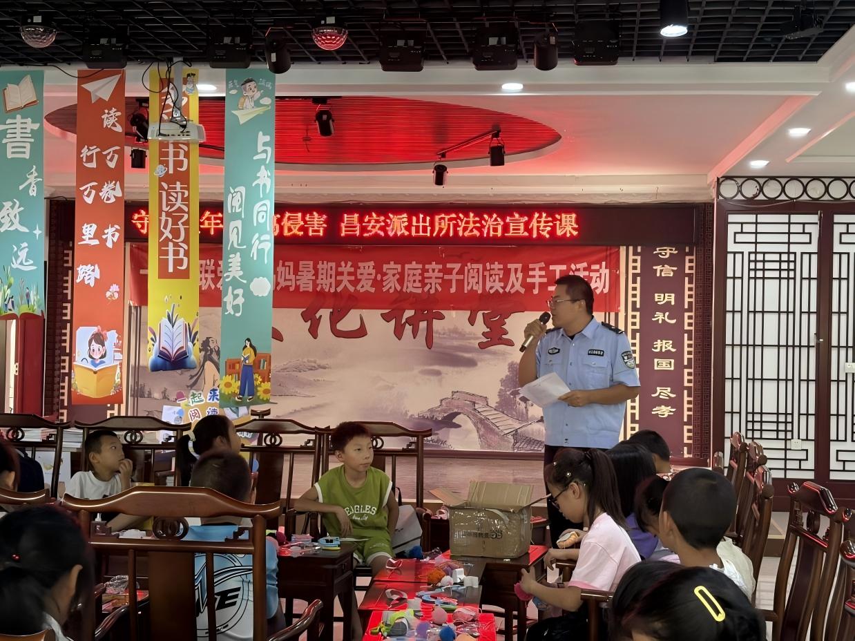 图为实践团队联合警察开展安全知识课堂 穆妮赛·玉苏甫江 供图