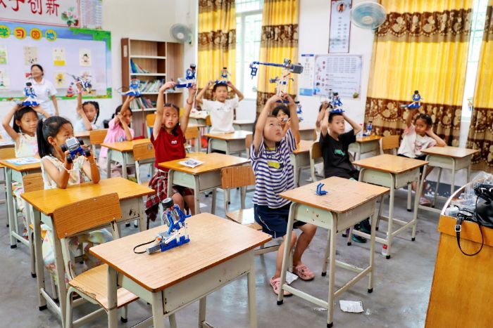 �ഺ�������� У�ع������ˡ����㶫����ְҵ����ѧԺ��Բ��·�ϡ�ͻ���Ӹ����� ��ˮ����д�ഺ���