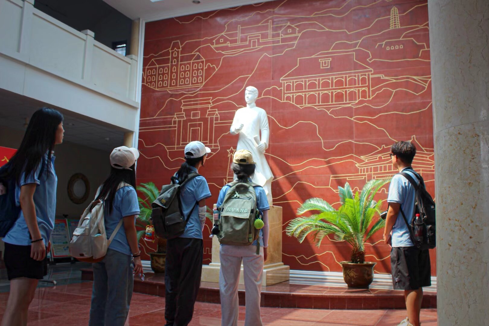 ���롰��ɫ������·���ഺ�����һ�̶�����Ϸʹ�ҵ��ѧ����У��Ӣ��ϵ�������һ�̶��չ��������������ʵ��