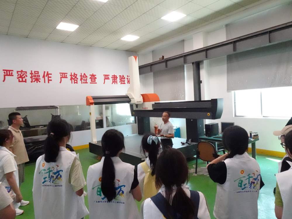 图为团队成员在大立模具厂参观