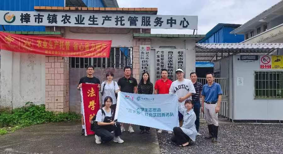 团队前往樟市镇农业生产托管服务中心和农民合作社,对运营负责人进行采访,了解服务中心的出现和发展对农民合作社产生的影响,收集农户的意愿与需求,并对当下的“人、钱、地”三个问题进行交流探讨