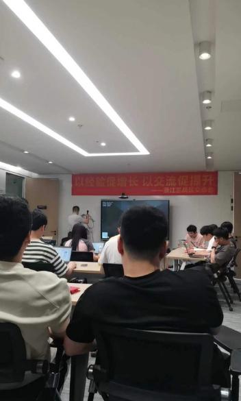 图为队员参加服务器安全培训