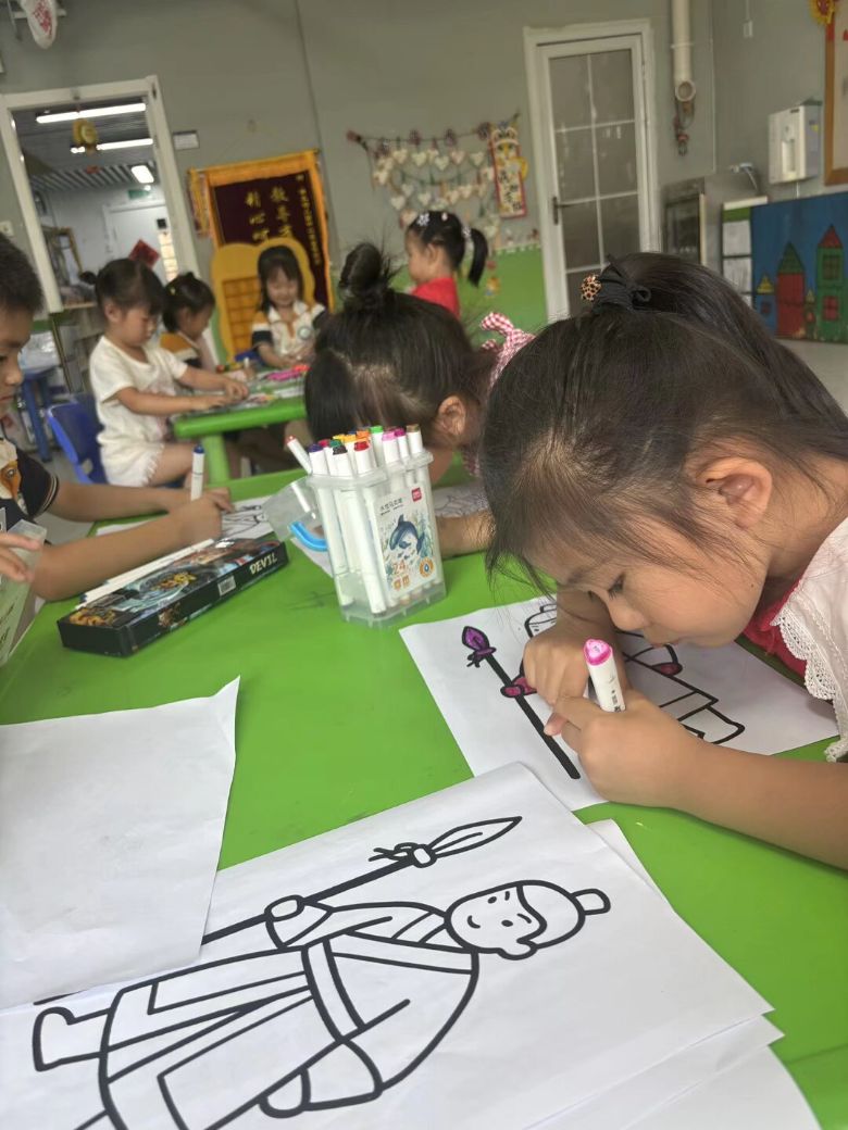 图为小朋友们在涂色 闫艺凡供图