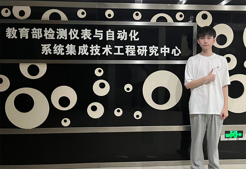 图为队员参观教育部检测仪表与自动化系统集成技术工程研究中心