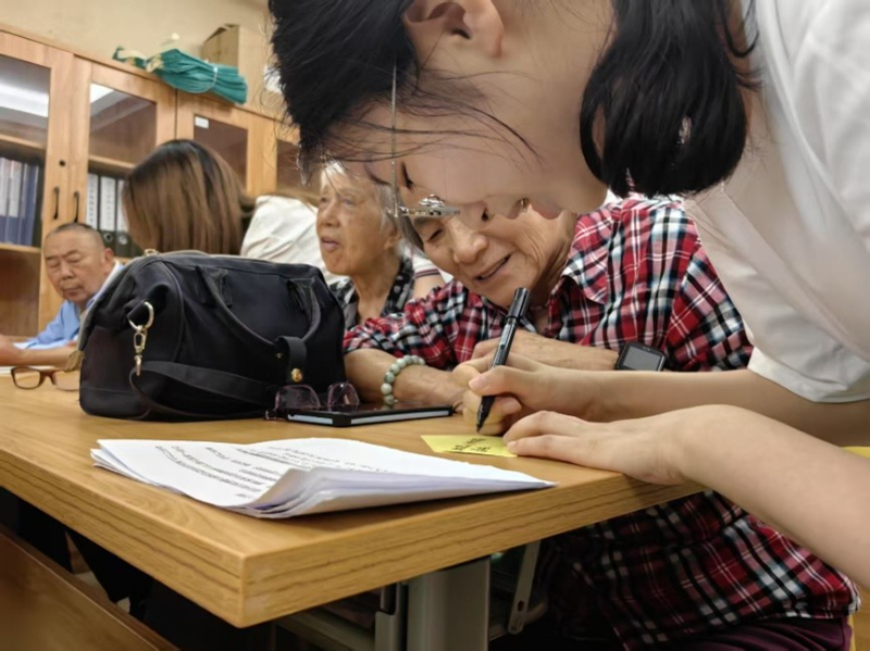 ͼΪ�Ŷӳ�Ա�������Ļ���Ժ�ĳ�������д��Ƭ�͵����ʾ�������������