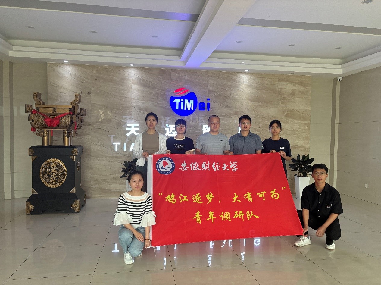 与天迈贸易有限公司赵经理合影留念