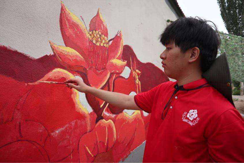 实践队成员绘制墙绘