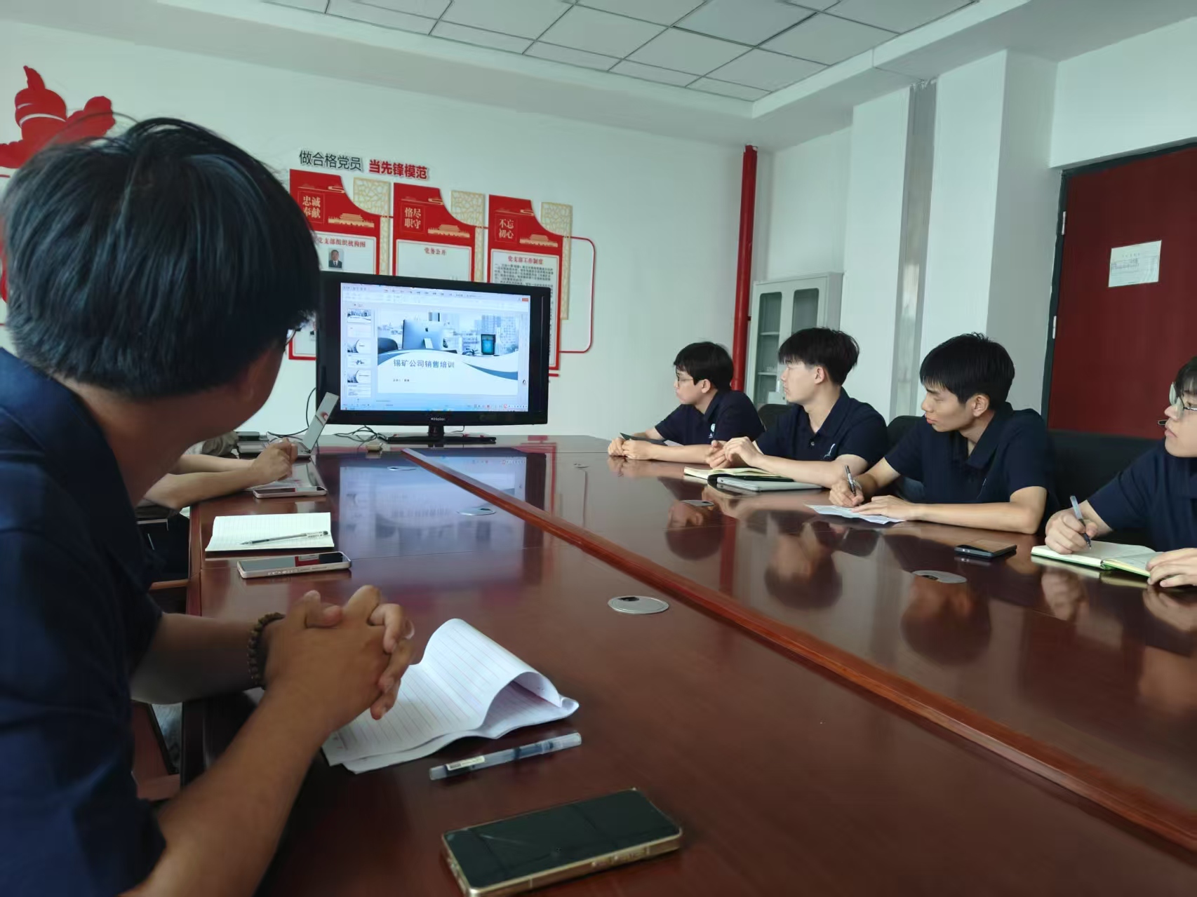 ��������桱�߽�����һ�ߣ�����ú̿�г�������