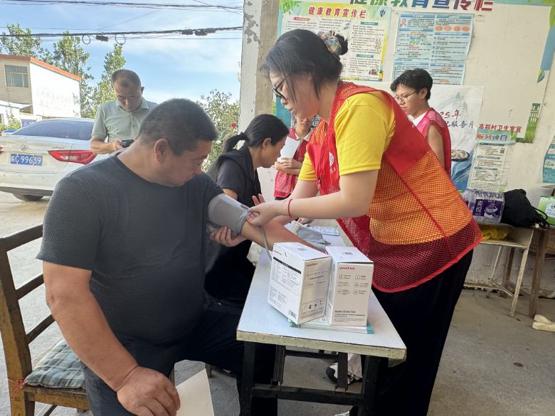 ����ҽ�ƴ�ѧ�������壬�Ӻ�ɫ�Ļ��м�ȡǰ������