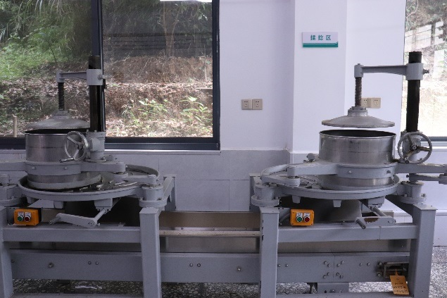 图为浏阳市张坊镇茶缘茶厂部分仪器设备