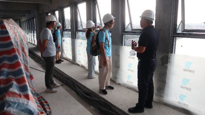 成员在技术指导下了解下泄水流的流态和压力分布 宋天浩摄