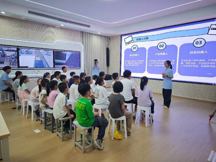 ������ѧ�������ѹ�Ӣ��ʵ���ӣ�̽��AI���أ���ȼ�Ƽ�����