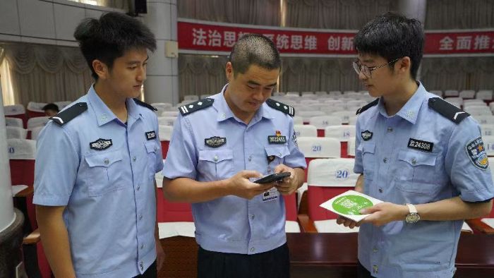 Ϊ��ƽ��������������һ����ů���ĵ� ����֮�� ���������߳���·���ഺ�����С����ڡ������硱���ʵ�����߽�����ʡ���ݼ���