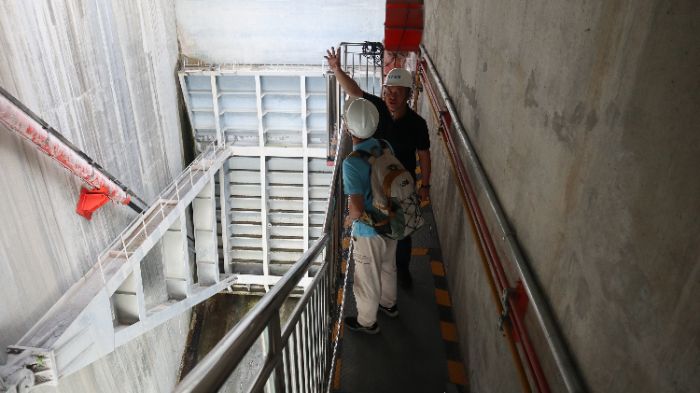 成员观察放水闸门结构及启闭系统 宋天浩摄