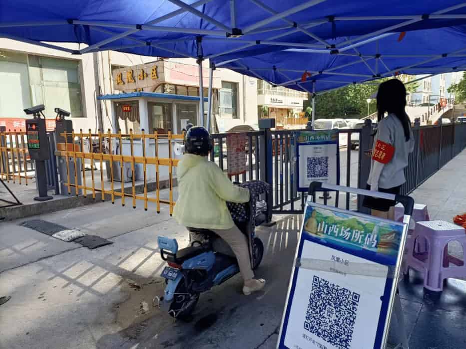 (图为关汝洁同学在进行社区人口排查)