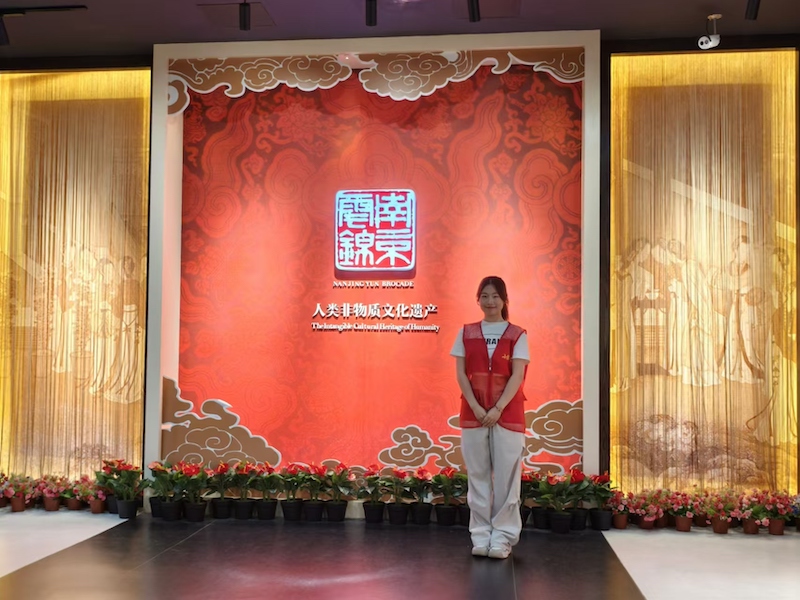 图为团队成员在南京云锦博物馆前留影。徐州工程学院 张凝 供图