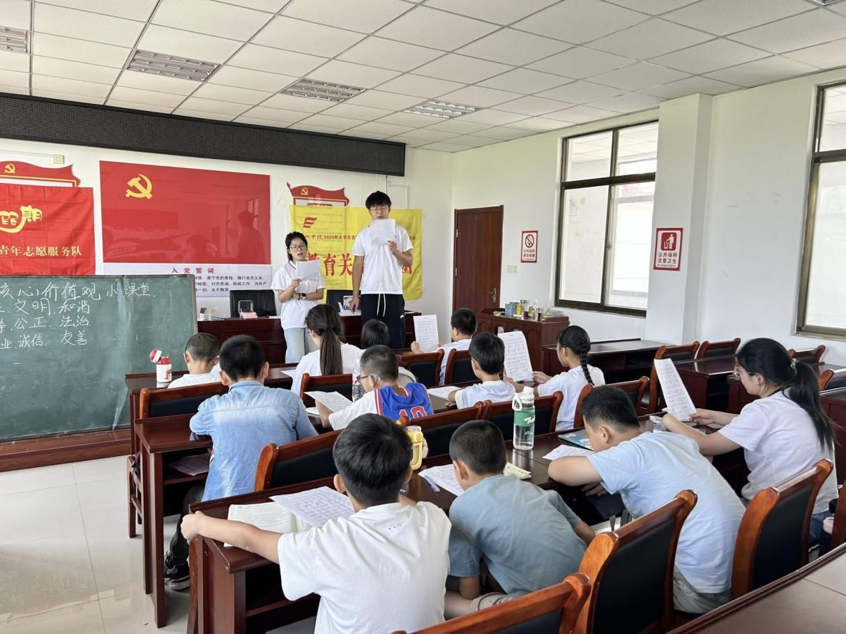 ����ѧԺѧ�Ӹ�®��ͬ�����衰�߲ʡ��γ���ϵ����������ͯ���ڳɳ�