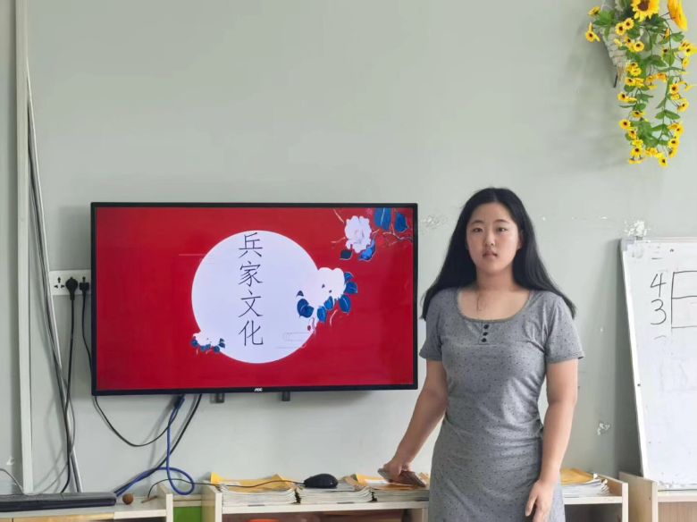 图为实践队队员在讲解 闫艺凡供图