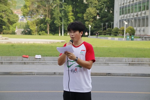 图为团队负责人徐东主持出征仪式 谢晗摄