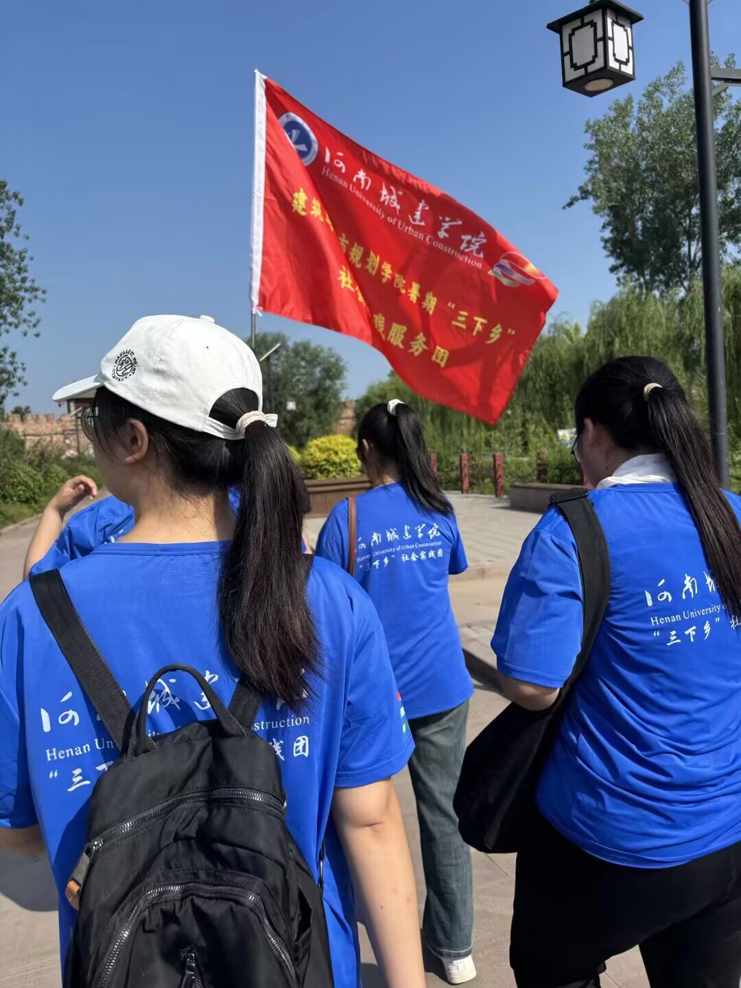 �ǽ�ѧԺѧ�������磺�������Ϻ�ɫ���񣬸����������