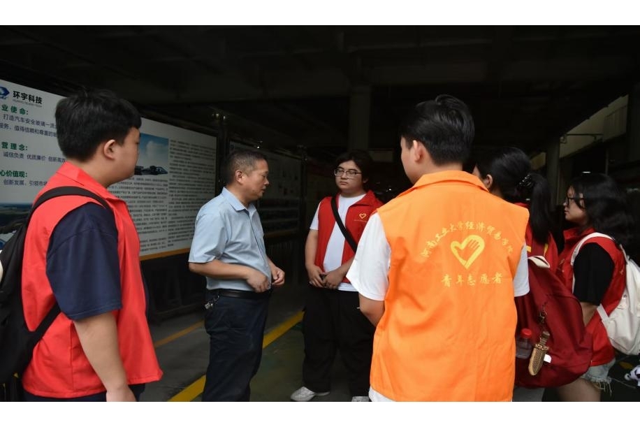 图为团队成员与公司成员交谈