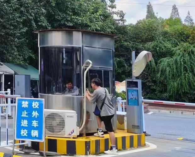 图为团队成员采访皖南医学院工作人员